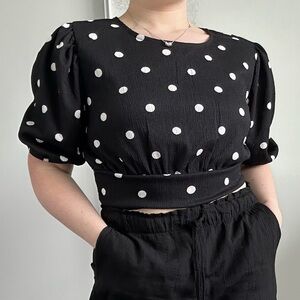 4 for $25✨ Polka dot puff sleeve top